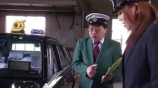 Seksi Japon şoför patronuna oral seks yapıyor.