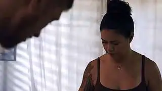 性感亚洲熟女与穿着丈夫军装的继子发生性关系
