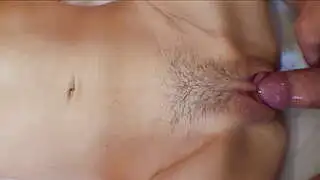热乎乎的奶油派射进真正的日本业余熟女湿润的阴道里