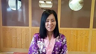 41岁日本妻子背着丈夫和男孩们出轨，靠性交易赚钱。亚洲荡妇喜欢和黑毛阴户、纹身男做爱，也喜欢口交。站立式后入式自慰 MILF OSAKAPORN