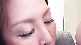 Japon öğretmen Erika Nishino, azgın bir öğrenciyle cinsel ilişkiye girdi - sansürsüz.