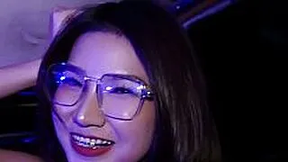 一位身材丰满的泰国熟女业余爱好者在嘟嘟车上被搭讪并遭到猛烈性交。