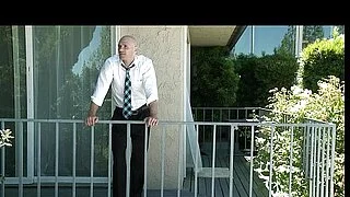 File çoraplı iri göğüslü Asyalı esmer kadın, halka açık alanda büyük bir penise biniyor.