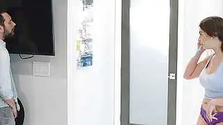 拥有傲人身材的亚洲少女克洛伊·苏瑞尔与继父联手报复出轨的女友