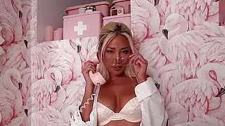 Gözlük takan Asyalı Jennie Rose, göz kamaştırıcı görünüyor ve seksi vücudunu sergiliyor.