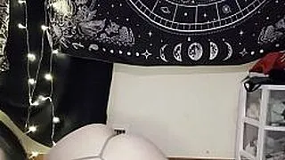 我买了新的内衣，正在向你炫耀我哥特少女的肥臀
