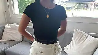 Tahrik edici oyun, iç çamaşırına ve sırtına inanılmaz bir boşalma ile sonuçlanan bir cinsel ilişkiye dönüşüyor.