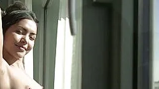 Muhteşem minyon Asyalı MILF, dolgun göğüslerini sergilemek için iç çamaşırlarını çıkarıyor.