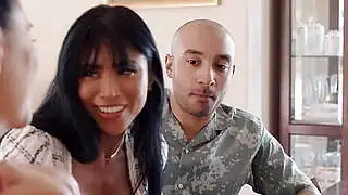 Nişanlısı, ateşli Asyalı MILF düğün organizatörü Ember Snow ile birlikte oldu.