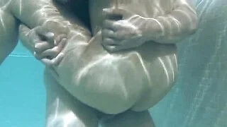 Asyalı MILF Adamı Rahatlatıyor