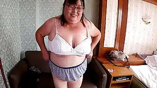 丰满的日本妈妈展示巨乳并享受性玩具。51岁的亚洲母亲讲述她的性经历。BBW MILF Yukiko 1 OSAKAPORN