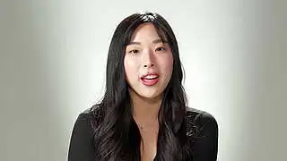 Koreli güzel Elle Lee, bir podcast'in ardından mastürbasyon yaparak tam orgazma ulaştı.