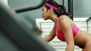 TheRealWorkout Göğüsleri büyük Asyalı spor salonu güzeli dar vajinasından sikildi