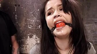 被捆绑的亚洲人被吊起来玩弄