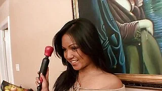 性感年轻的亚洲异域女孩拉娜·维奥莱特拥有完美的胸部，她剃光的阴部被狠狠地操弄。