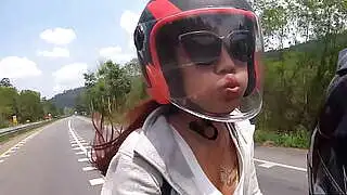 Büyük kalçalı Taylandlı amatör genç kız arkadaş, bir kafede halka açık alanda ateşli seks yapıyor.