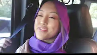 PervMuslim - Asyalı Müslüman kız Alexia Anders, erkek arkadaşına arabada oral seks yapıyor.