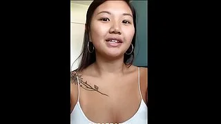 身材丰满的亚洲女人，胸部巨大，在's的阴茎上弹跳。